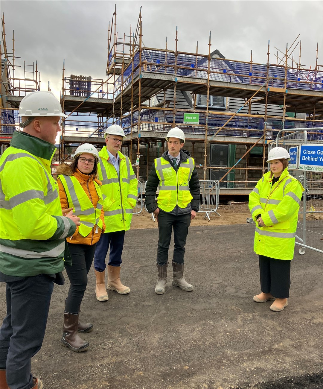 Kate Forbes (second left) has paid a visit to Newtonmore’s Spey Green development.