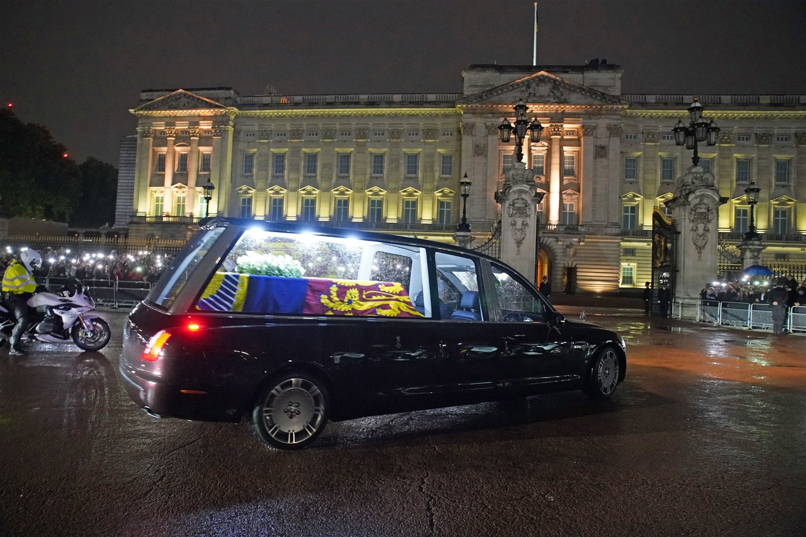 The Queen’s coffin arrives at Buckingham Palace (Gareth Fuller/PA)