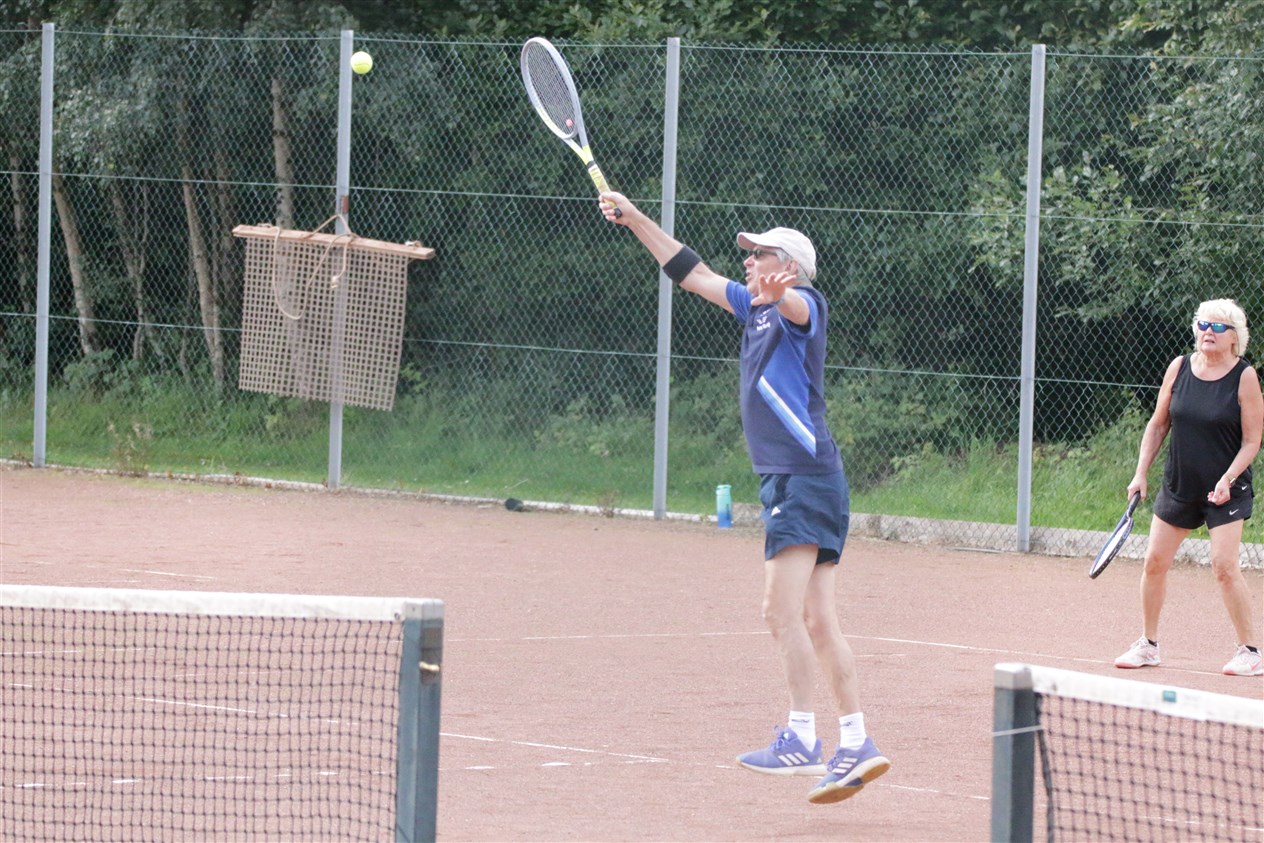 Kenny Deans reaches for the ball.