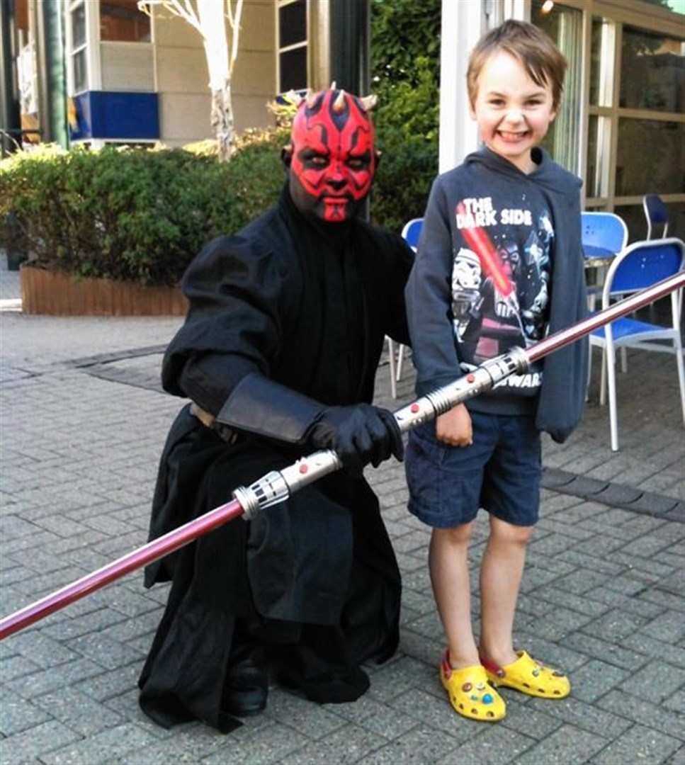 A young fan meets Darth Maul