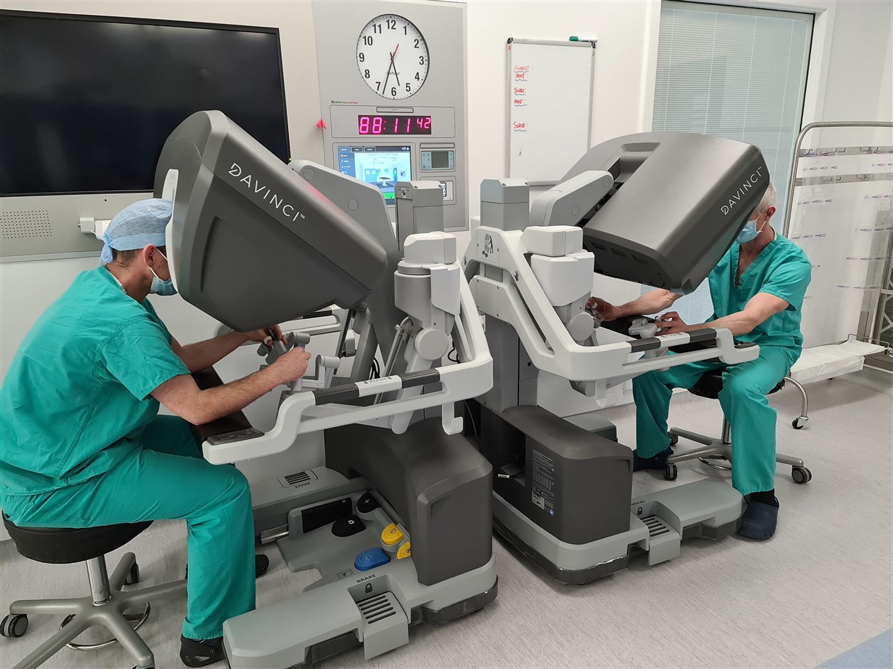 Operating the new DaVinvci Xi.