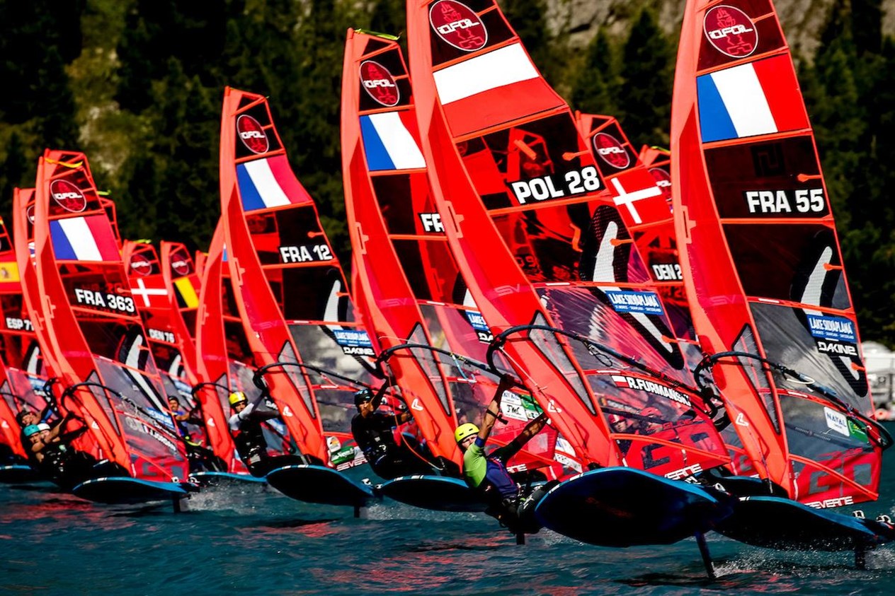 Windsurfers in close proximity in the men's qualifers.