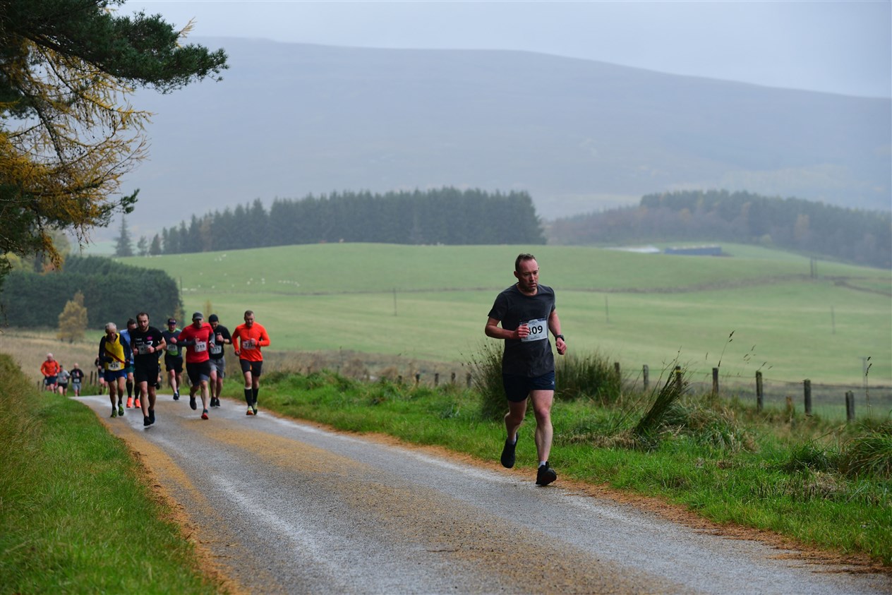 This runner shows a clean pair of heels to the pack.