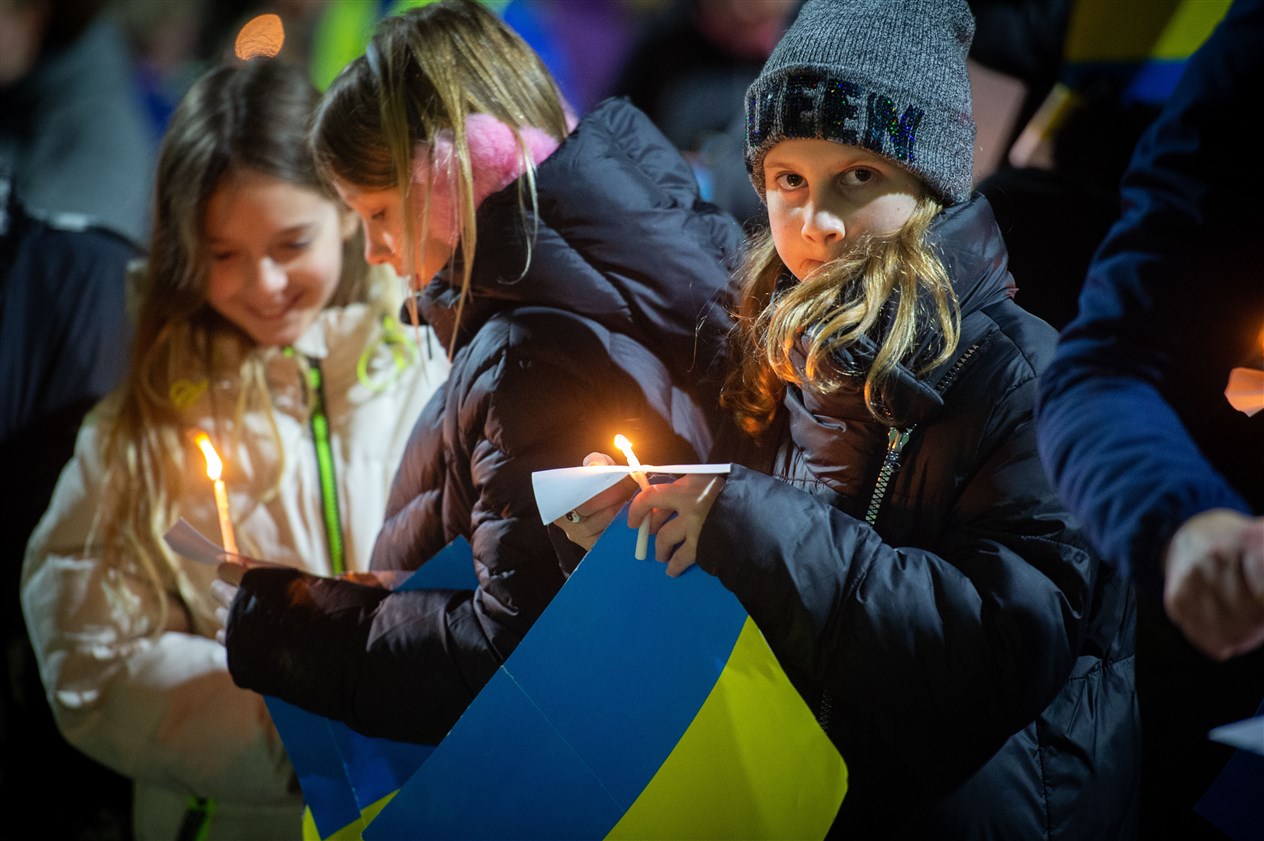 Girls with lit candles. Picture: Callum Mackay..