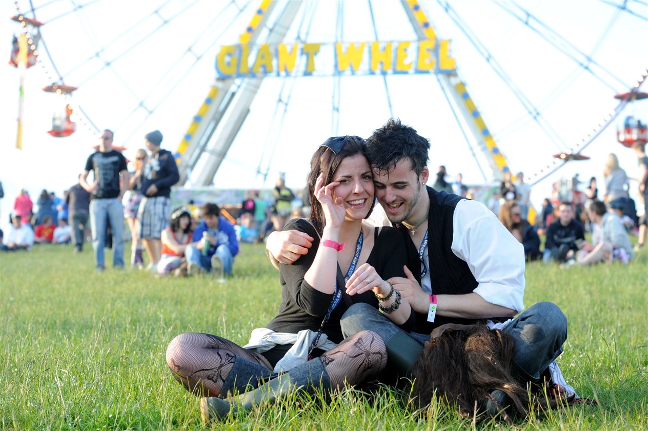 Innes Brechin proposing to girlfriend Kiera Mackenzie at the spot where they met exactly 1 year ago....Keira has to sit down for a breather..