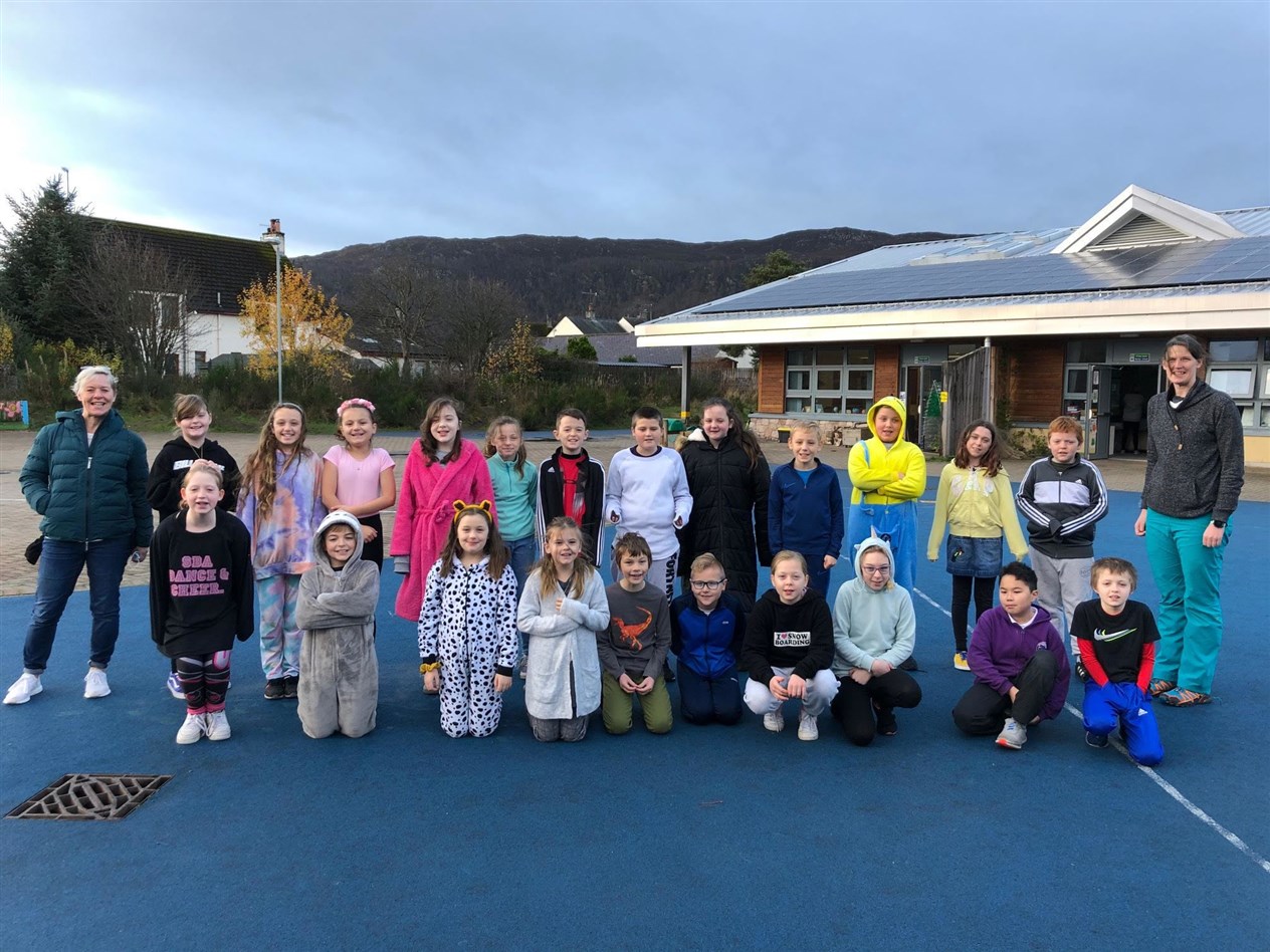 P6 pupils braved the Highlands chill for their photo.