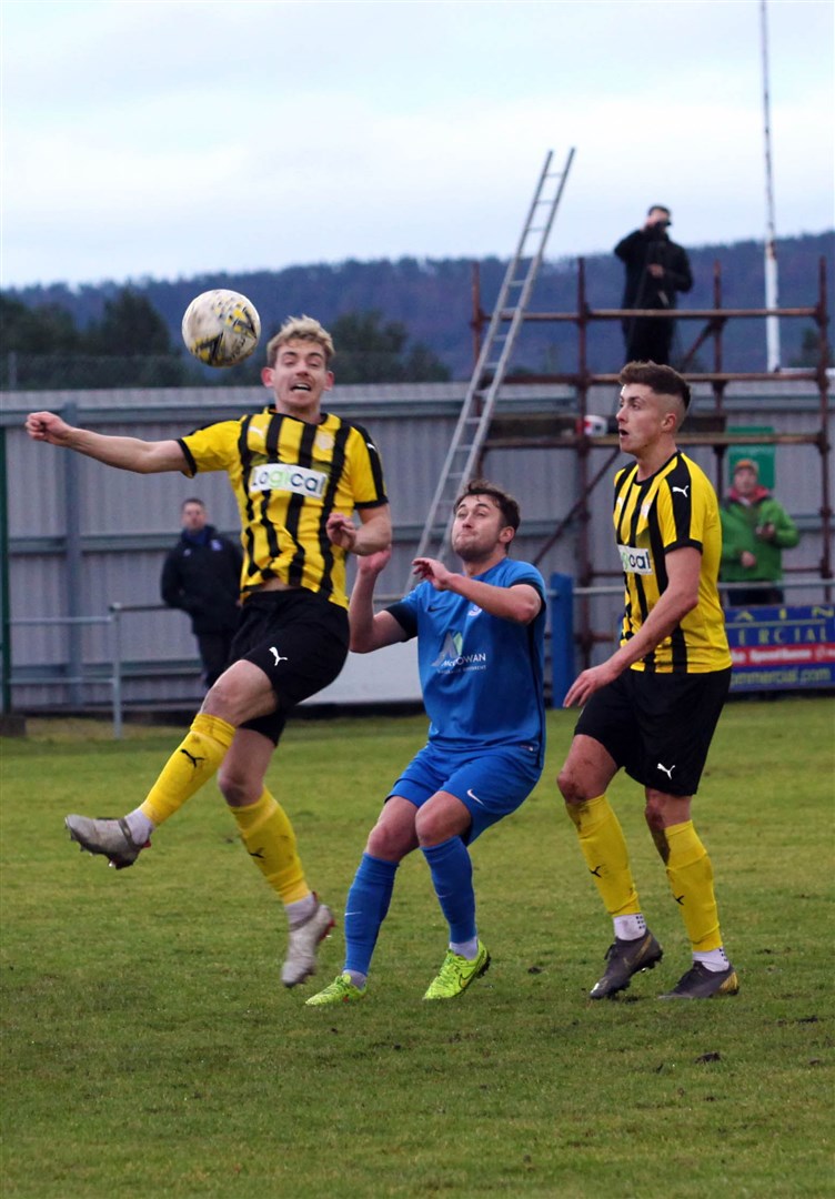 Ross Naismith (centre) vies with Liam Shewan and Scott Davidson.