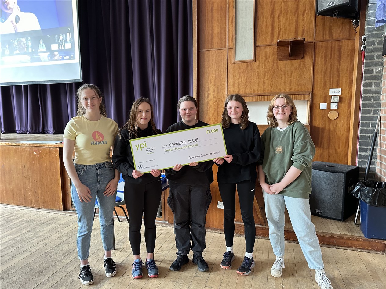 Rachel Gordon (S6 Judge), Rhona Scott, Paige Gray, Eilidh Neillie-Rutherford and Rose Allan (S6 Judge) with the winning cheque.