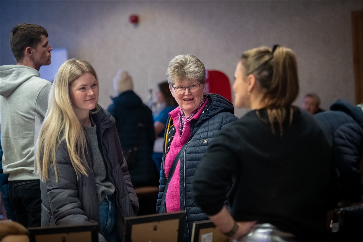 Having a catch-up at the wedding fair. Picture: Callum Mackay.
