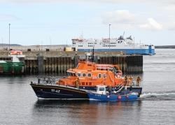 Thurso lifeboat towing the ‘Zenith’ back to port.