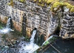 At New Lanark, hydro power is still used for running the mill and local buildings. Throughout their history, the townspeople updated the technology to improve its efficiency. These former sluice gates are a reminder of that engineering innovation.