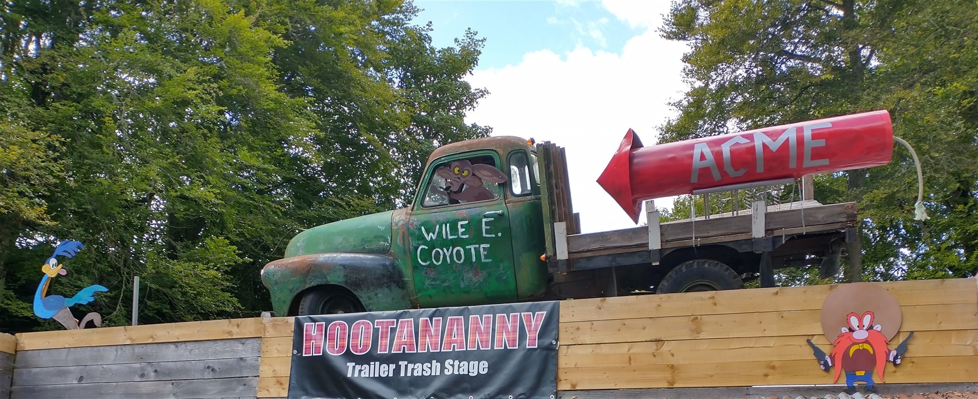 The Wile E Coyote and Road Runner cartoon tableau on top f Hootannany Trailer Trash stage.
