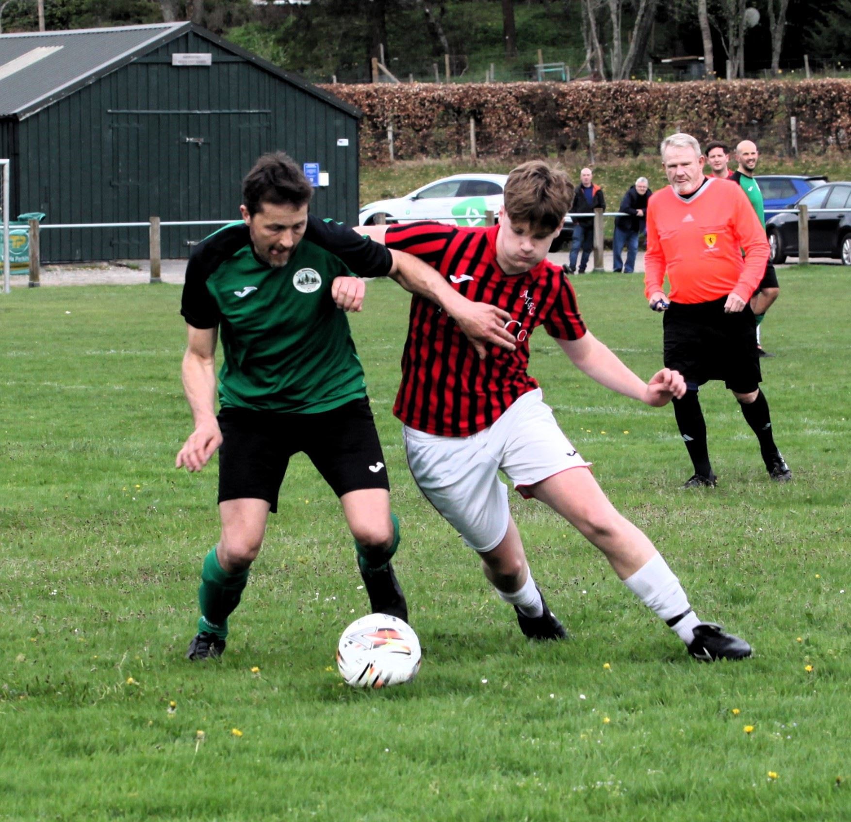 FC Abernethy’s Alex Smith tries holds off a determined challenge from the Jags’ Jason Minard.