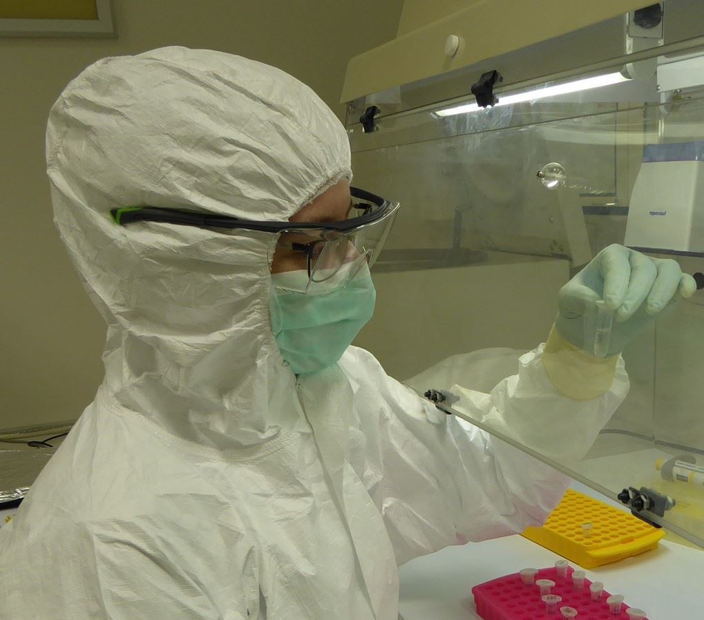 Researcher Susanna Sabin performing an analysis of the sediment samples (Zandra Fagernas)