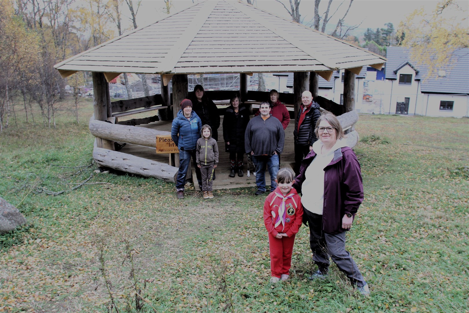 Oaklyn Dargie (6) beside Kathleen Cameron while looking on are project supporters.