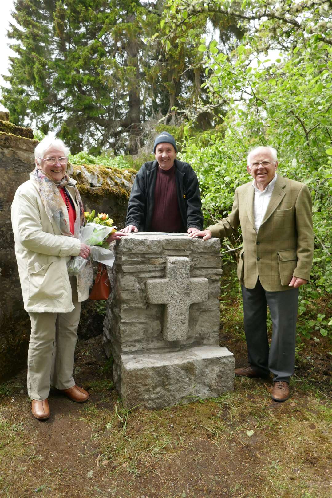 Ishbel Campbell, Davie Campbell and Campbell Slimon at the unveiling at Aberarder Lodge, Kinlochlaggan.
