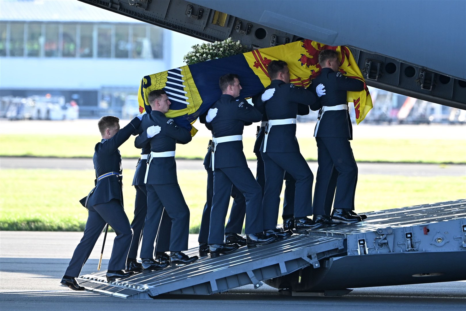 A bearer party from Queen’s Colour Squadron of the RAF carry the Queen’s coffin aboard a C17 aircraft (Paul Ellis/PA)