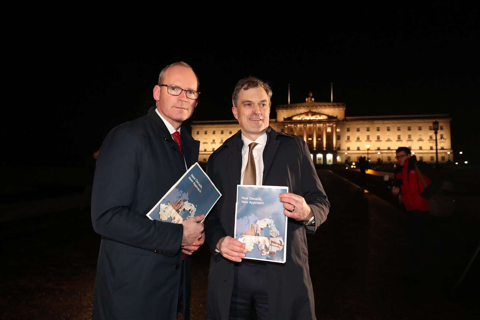 Irish Foreign Affairs minister Simon Coveney (left) and former Secretary of State for Northern Ireland Julian Smith unveil the New Decade, New Approach agreement (Niall Carson/PA)