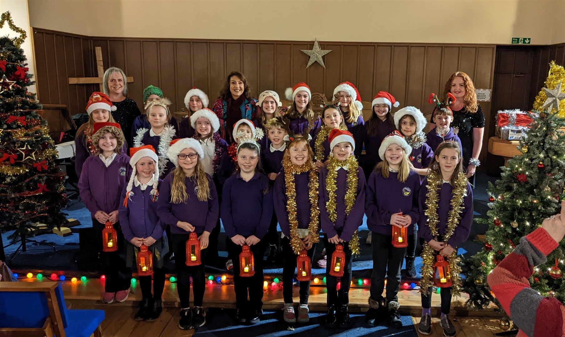 Jane McDonald (centre, back) and her young stars with Aviemore teachers Gael Tannock-Josey (right) and Sandra McIntyre (left)