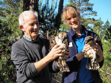 Roy Dennis and Jess Tomes with the two chicks