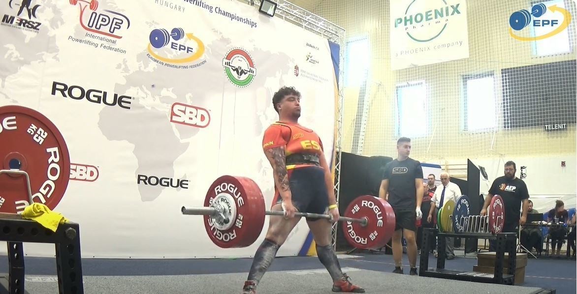 Joel Aragoneses takes the strain in the deadlift.