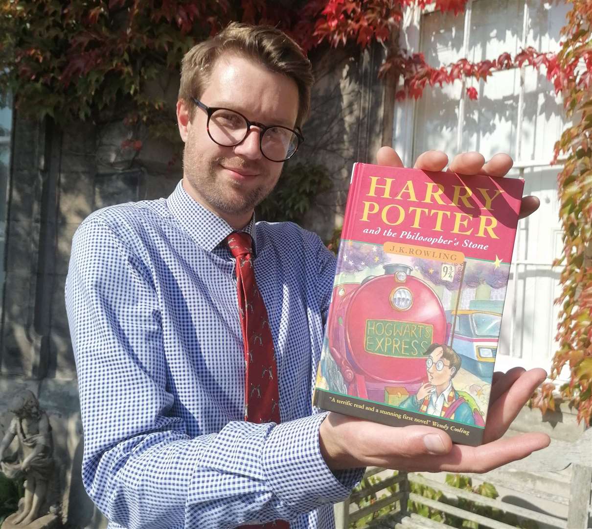 Hansons expert Jim Spencer with the Harry Potter first edition (Hansons/PA)