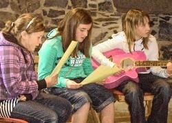 Portsoy girls at the singer-songwriters event 2010 which featured Gifford Lind. This year Gifford will be working with youngsters at Portsoy Primary during the festival and helping them write songs.