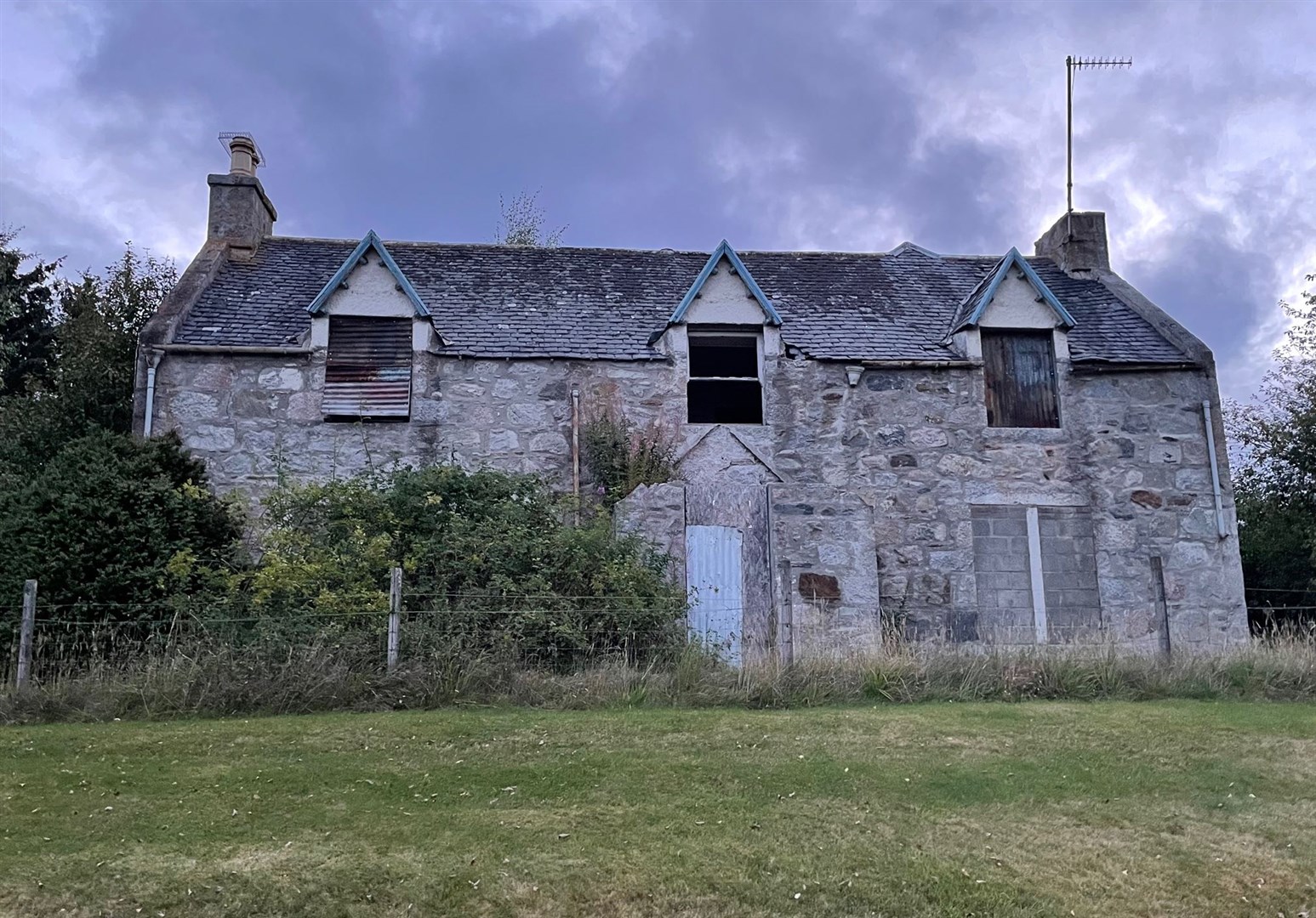 Old Dalfaber Farmhouse which used to occupy the site.
