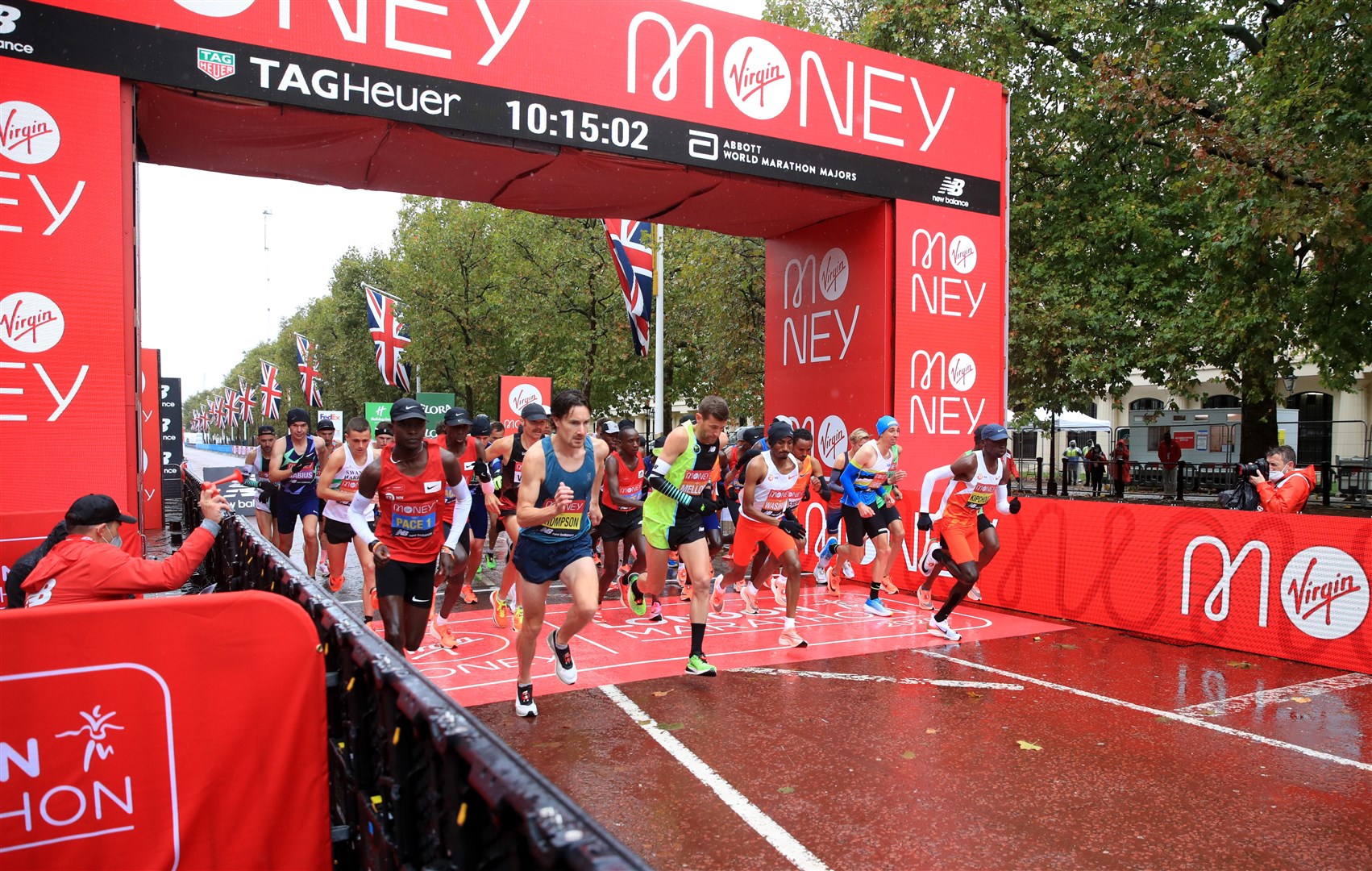 The men’s elite race got under way at 10.15am (Adam Davy/PA)