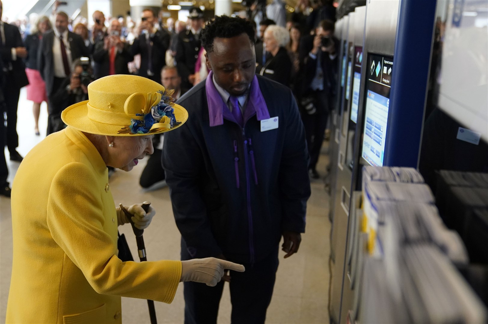 The Queen being shown how to use the oyster card ticket machine works (Andrew Matthews/PA)