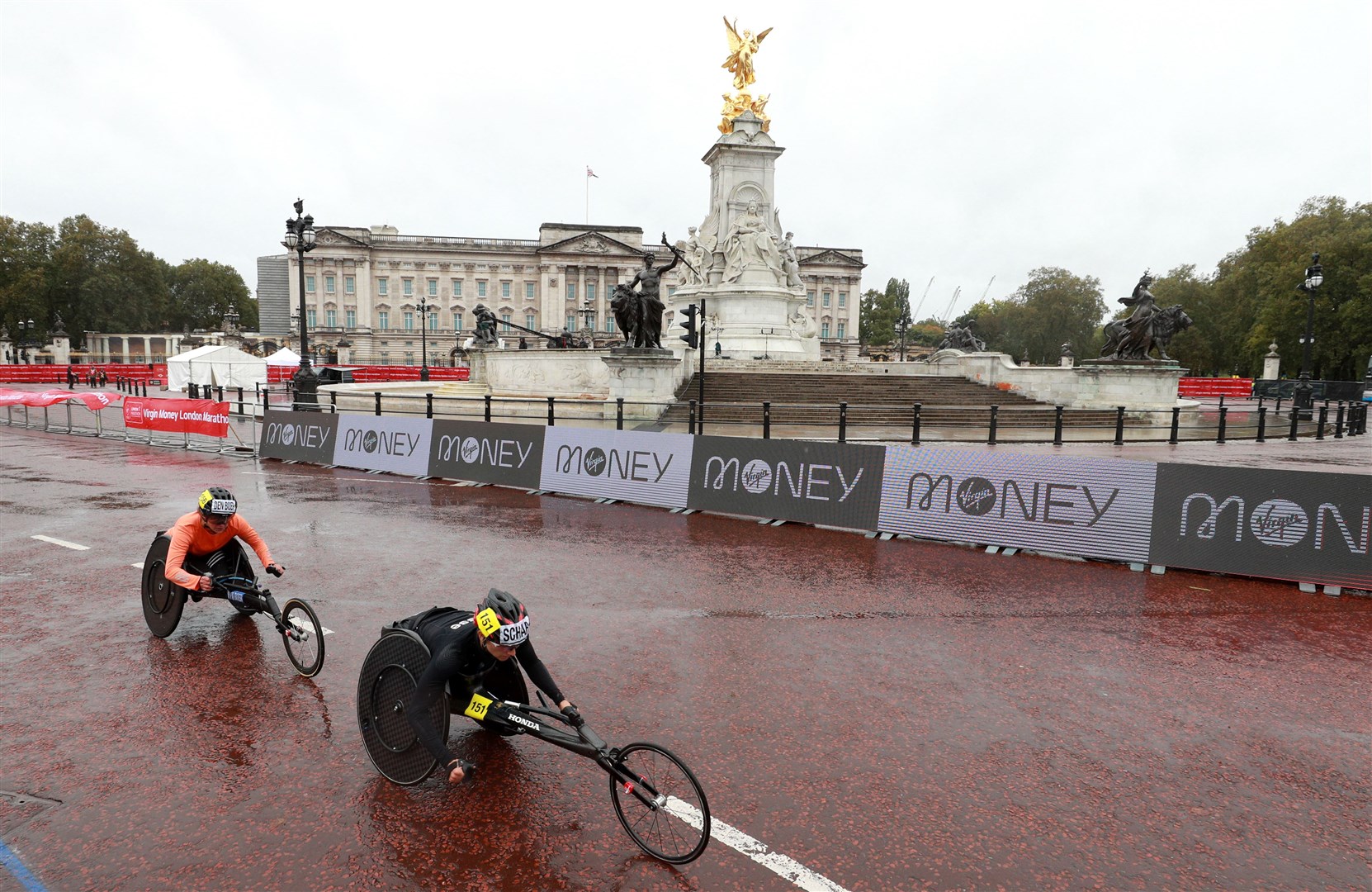 The Netherlands’ Nikita Den boer and Switzerland’s Manuela Schar in action during the elite wheelchair race (Ian Walton/PA)