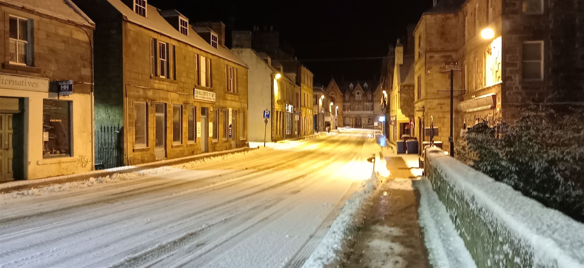 Tain's High Street covered in snow at around 7am on Thursday morning. It followed heavy showers overnight.
