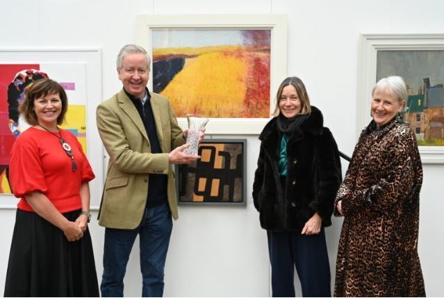 Audrey Carlin (Wasps), Alex Ogilvie (Highland Society of London), Ishbel Murray (2023 Highland Art Prize judge), Maggie Cunningham (Royal National Mòd) in front of the winning artwork.