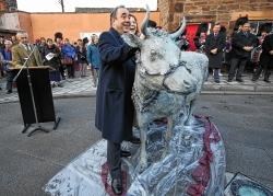 First Minister Alex Salmond unveils the Turra Coo statue