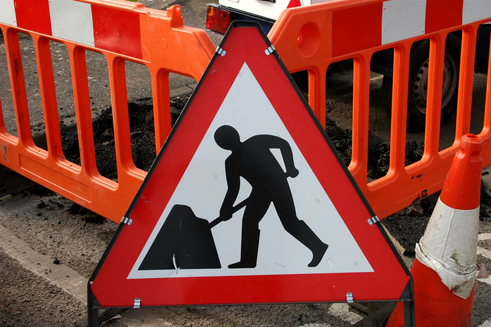 Roadworks on the A9 are to be carried out in two phases between Tomatin and Slochd.