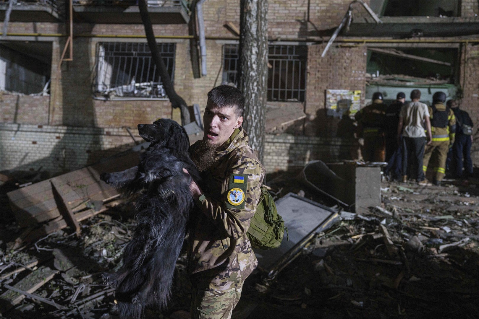 Air strikes in Kyiv are continuing (AP)
