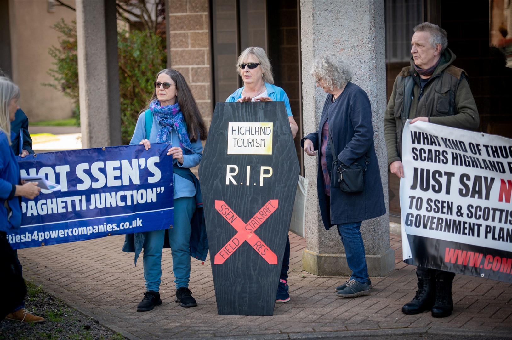 Lyndsey Ward (centre) Picture: Callum Mackay.