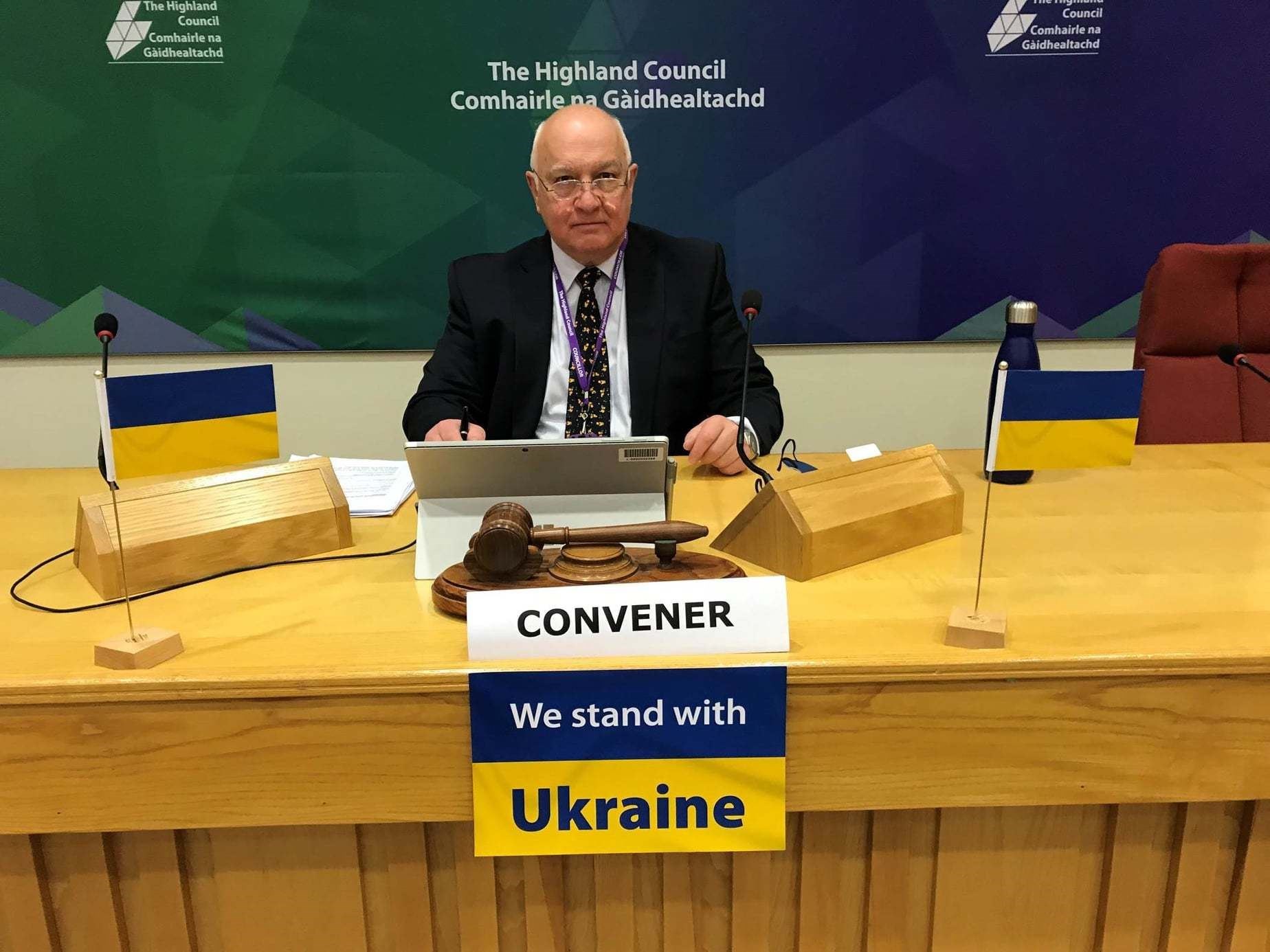 Highland Council Convenor Bill Lobban shows his support for the people of Ukraine.