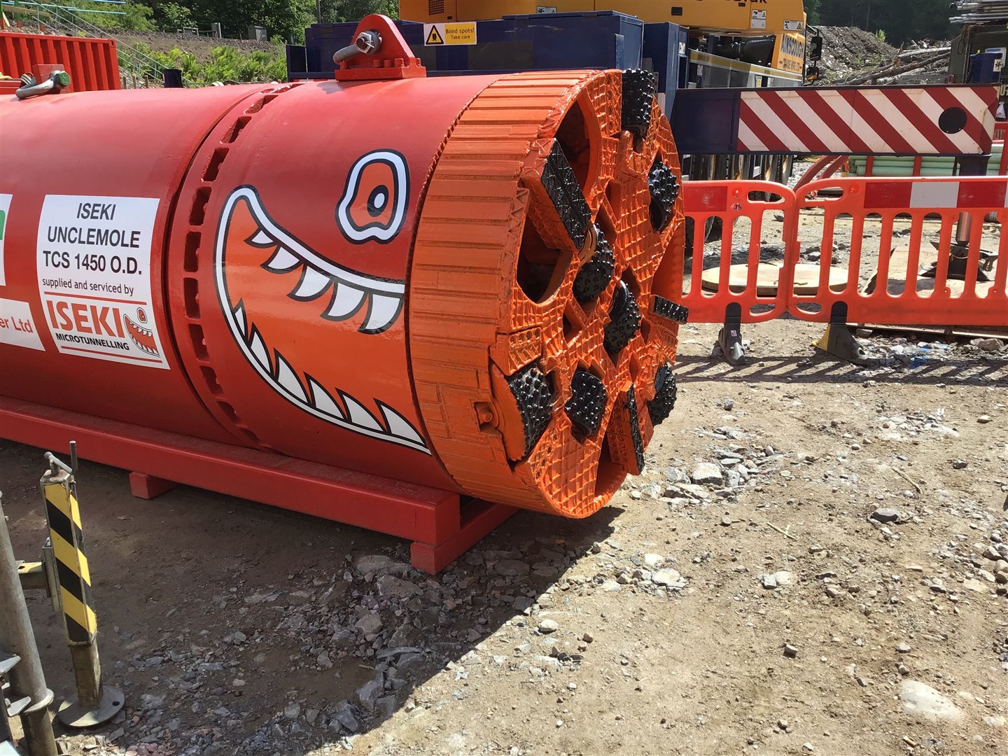 The Iseki Unclemole Super TCS1200 is powered by hydraulics which pushes the Tunnel Boring Machine deeper underground with slurry pipes treating the excavated material from the cutting face.