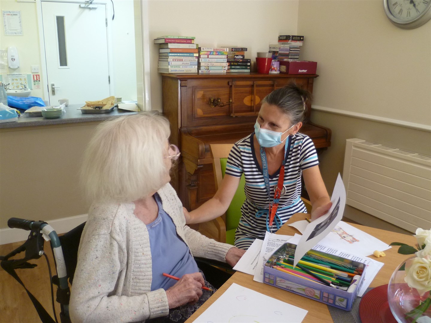 Mrs Joanne Bardgett with a care home resident (Joanne Bardgett/PA)