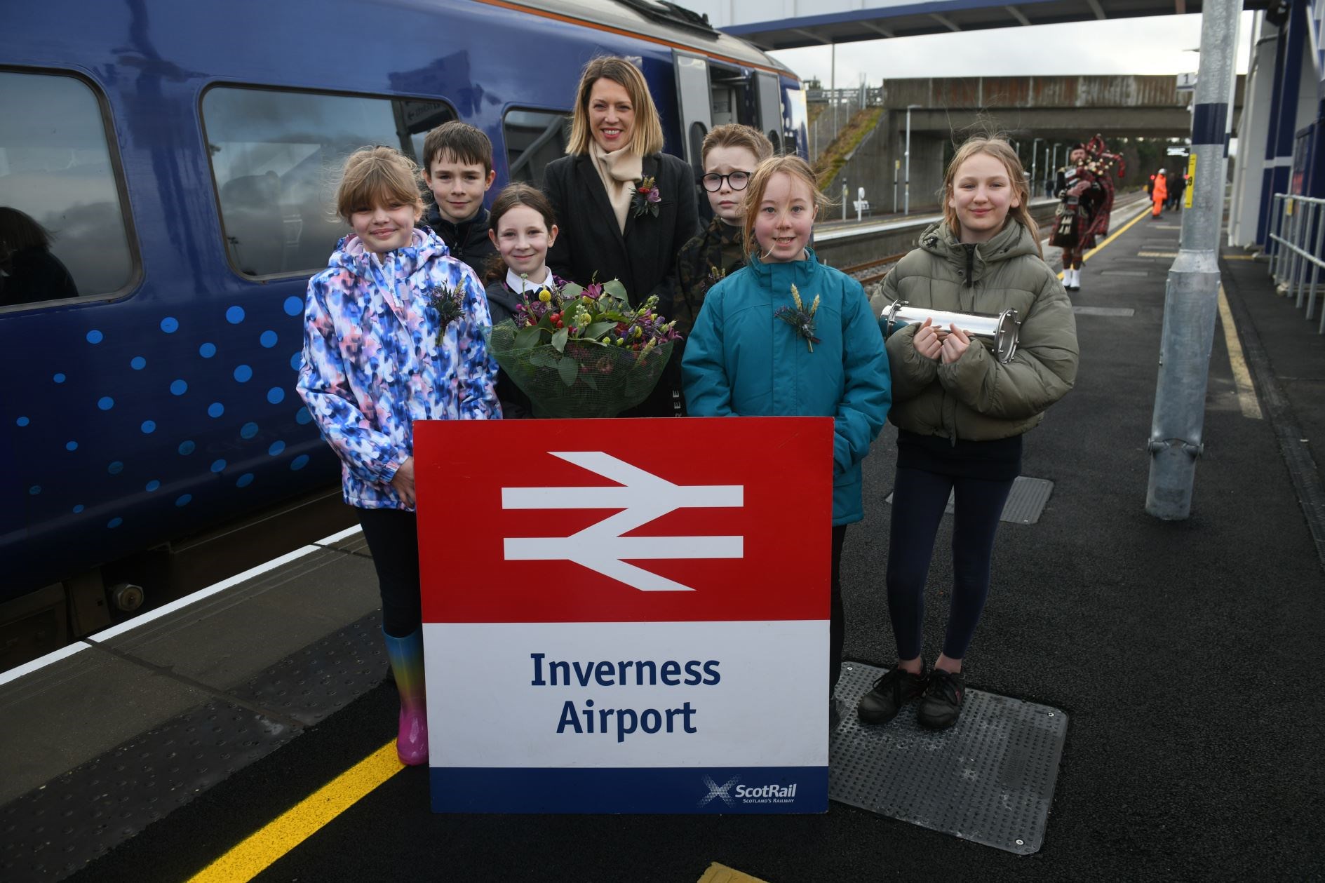 Group photo of Jenny Gilruth, Transport Minister with Croy Primary School children. Picture: James Mackenzie.