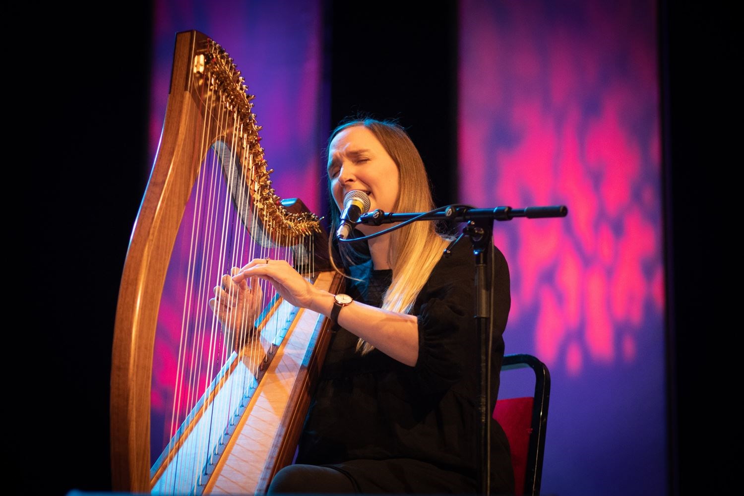 Picture shows Rachel Newton as Lauren MacColl presented her newly commissioned work, ‘An Ear / East’ at The Royal National Mòd at Eden Court in Inverness 12/10/21. The local fiddler and composer performed a piece inspired by coastal happenings and stories from around the Moray Firth as part of the celebrations for Scotland’s Year of Coasts and Waters and was joined by fellow musicians Mairearad Green, Anna Massie and Rachel Newton with songs from Arthur Cormack and Emma MacLeod and Ali Levack playing pipes. The concert also featured exciting visuals by filmmaker Zoe Paterson MacInnes.