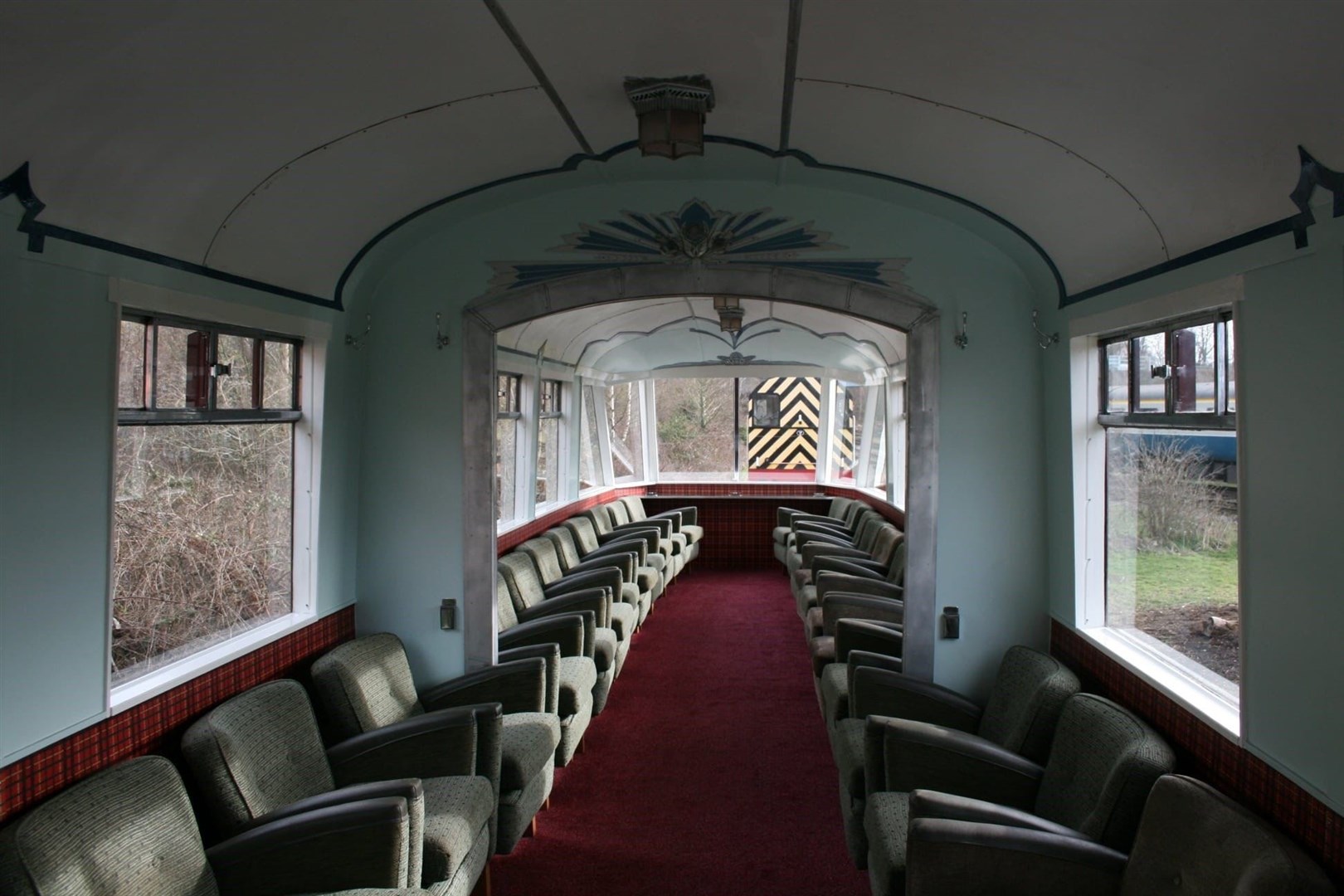 You see it all: that's the beauty of this observation car!