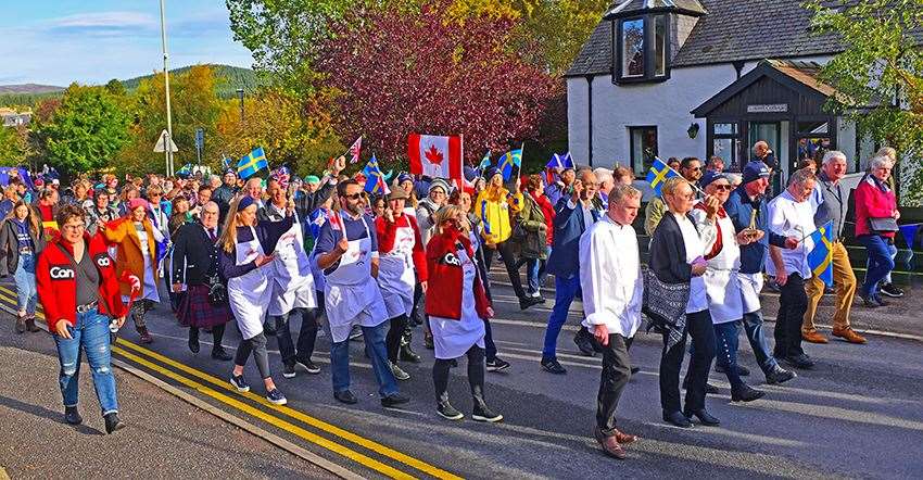 It's the real thing: Carrbridge's big parade will return soon as. Until now the world porridge championships will continue virtually.
