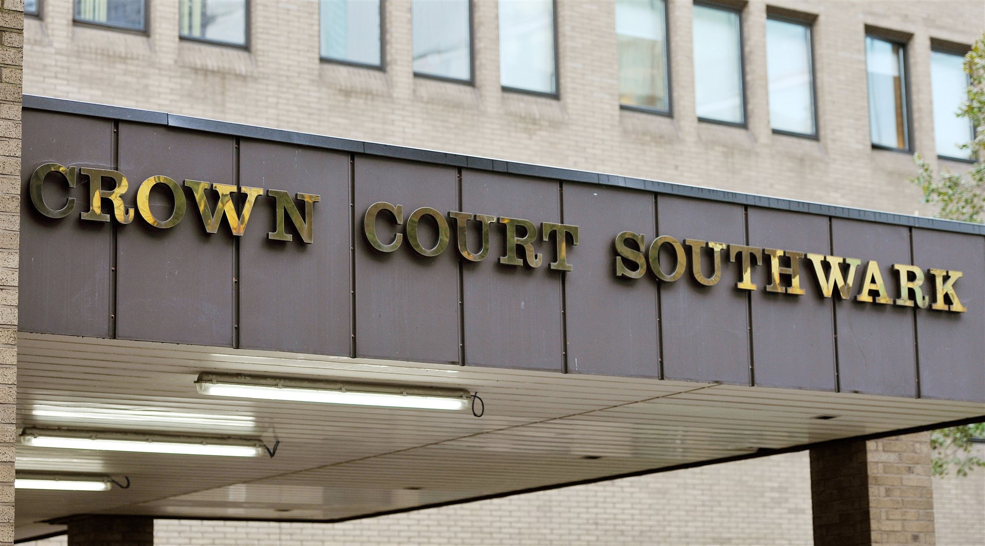 Judge takes hearing to court cell after defendant refuses ...