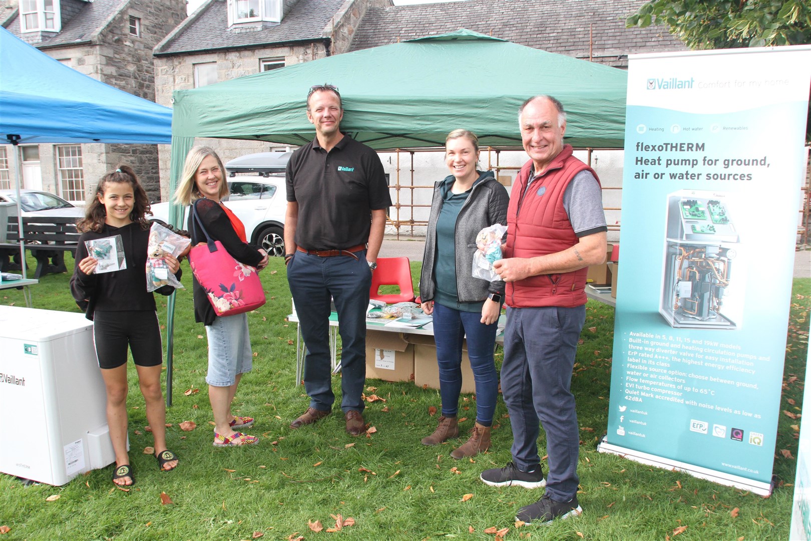 Summer Coleman with mum Lindsay visiting Richard Moncur’s Valiant stall, with Stephen Borthwick and Faye Dallas from SAB renewables.