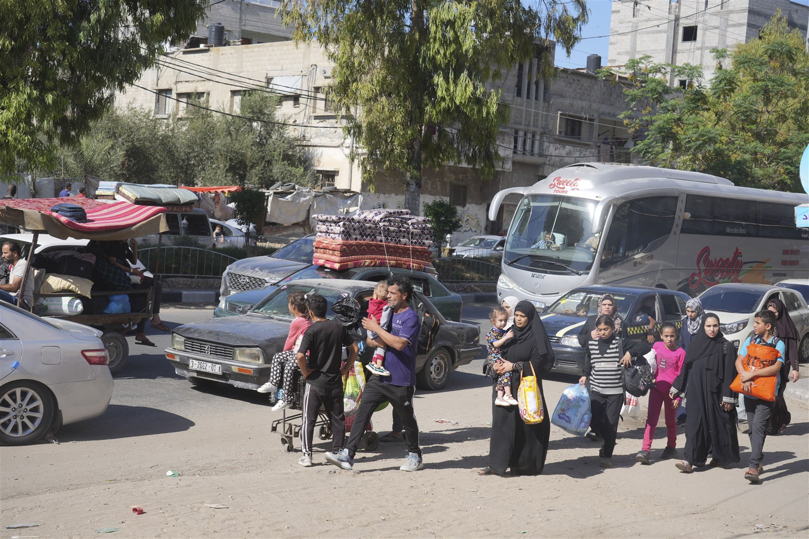 Palestinians flee to the southern Gaza Strip (Hatem Moussa/AP/PA)
