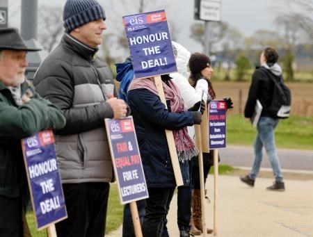 EIS members on strike at UHI in Inverness