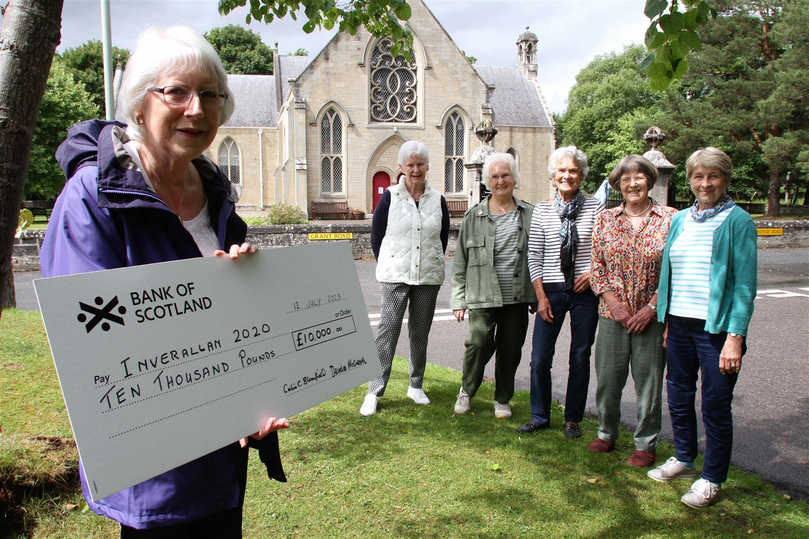 Ann Ralston is pictured with the cheque and Peesha Ingram, Katherine Elder, Celia Bloomfield, Jutta James and Isobel Kirkwood from Friends of Ian Charles. Picture: Frances Porter.