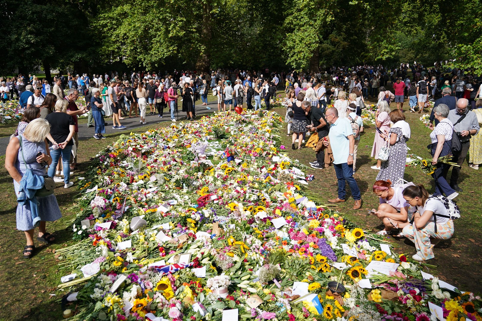 Members of the public view floral tributes in Green Park (Joe Giddens/PA)